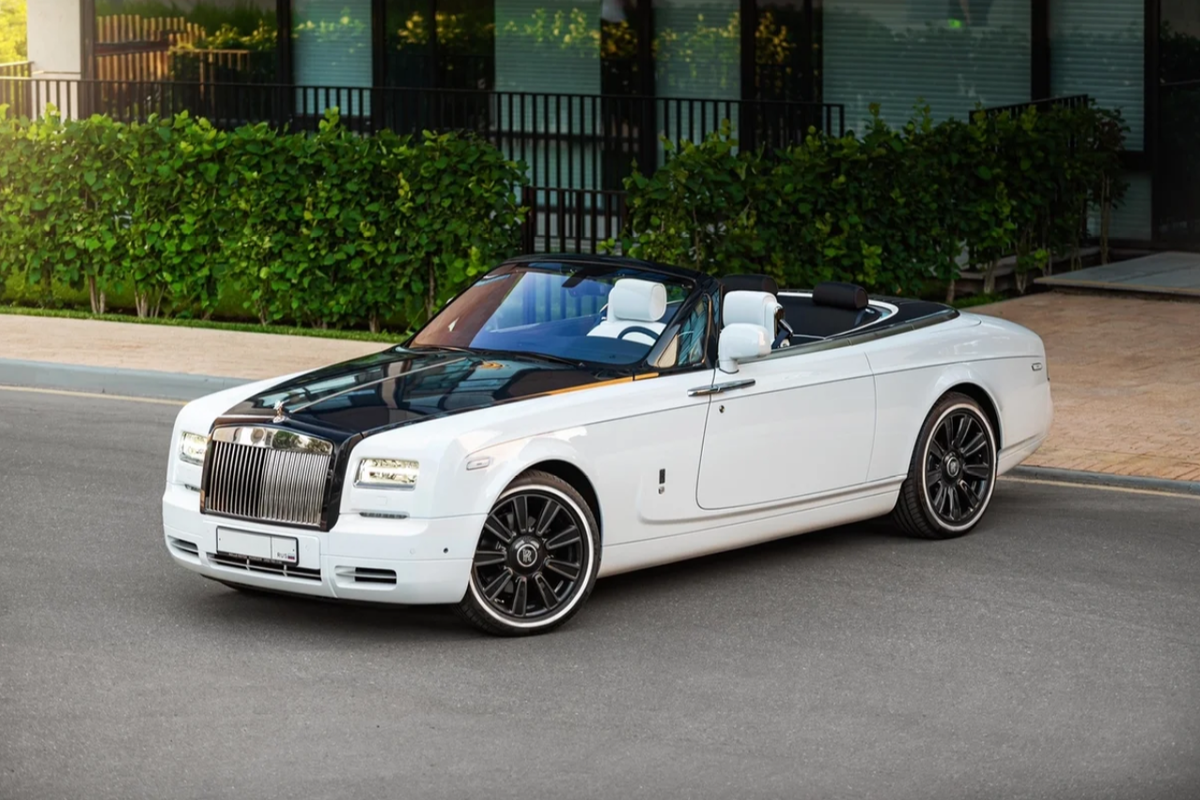 На второй строчке у нас разместился опять же Rolls-Royce! По настоящему редкий автомобиль является одним из пятидесяти выпущенных Phantom в версии  Drophead Zenith Collection и он может стать вашим за 91 миллион рублей или почти 1,5 долларов.