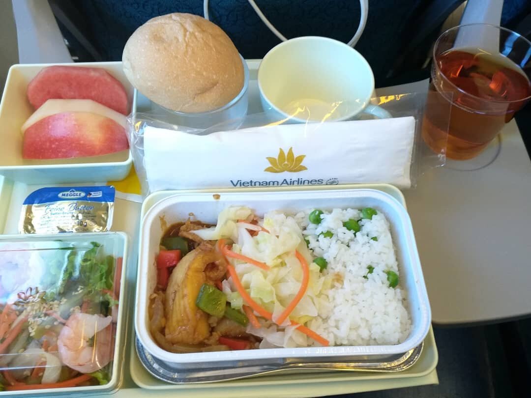 Кормят в авиакомпании. Питание на борту Vietnam Airways. Меню Аэрофлот бизнес. Курица или рыба в самолете. Меню Аэрофлота 2024.