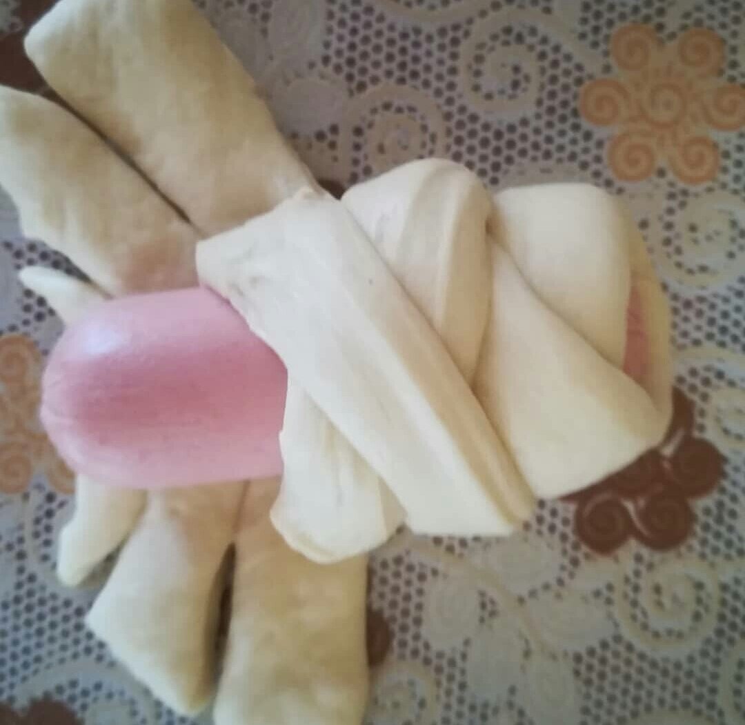 Пирожок с сосиской