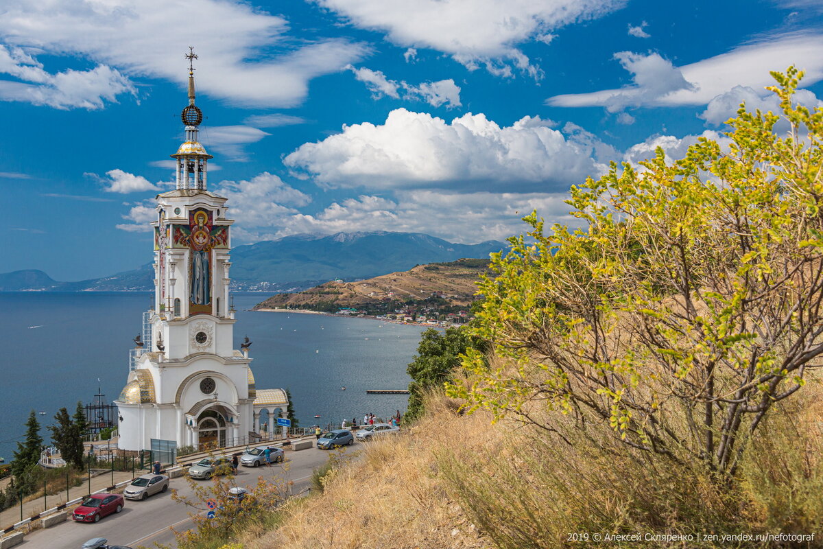 Алушта на месяц. Храм-Маяк в Малореченском. Алушта храм Маяк Николая Чудотворца. Церковь Маяк в Малореченском. Храм-Маяк святителя Николая Чудотворца, село Малореченское.