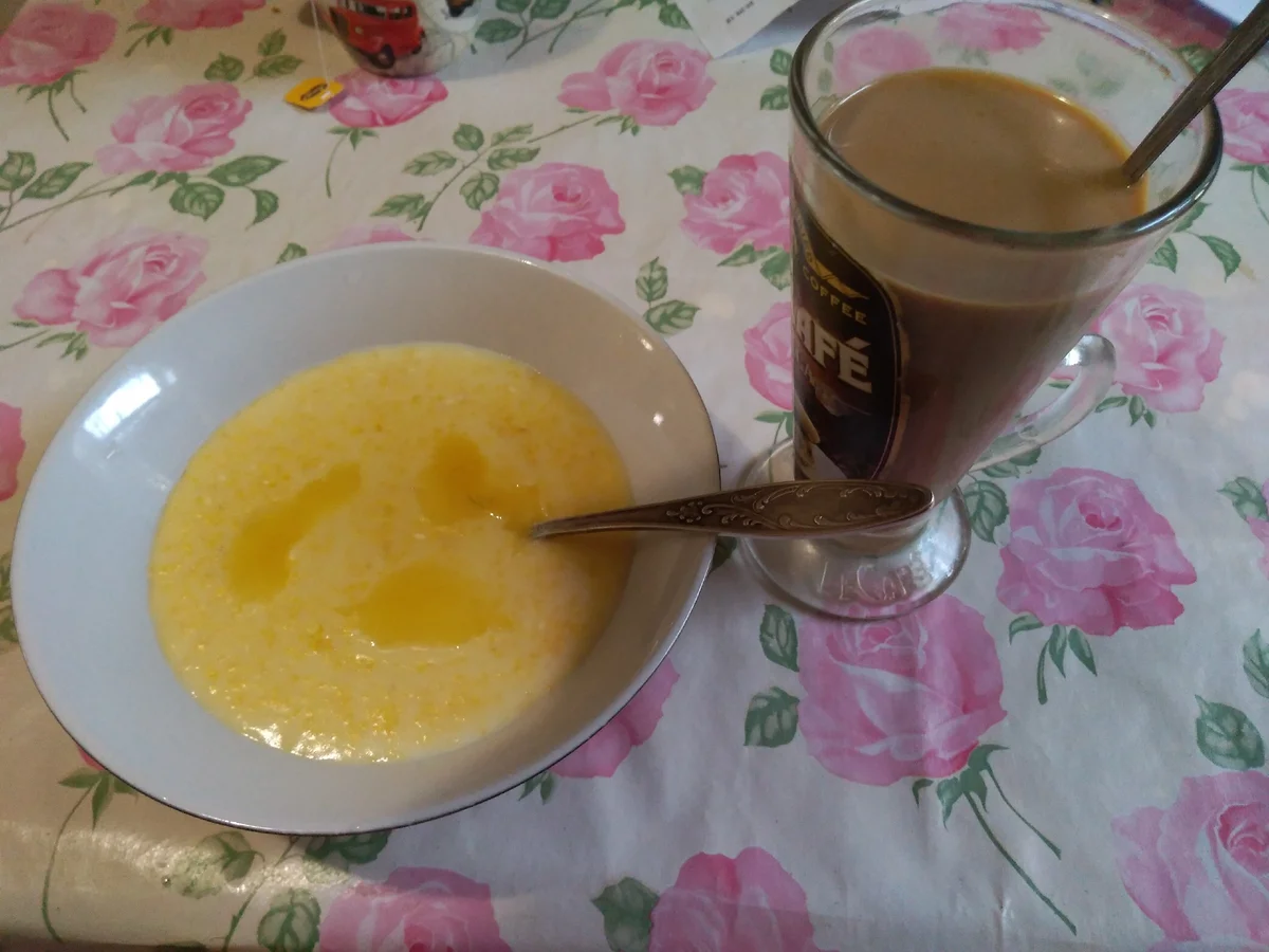 Кукурузная каша с молоком и маслом, с сухофруктами или фруктами.