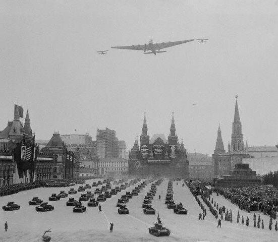АНТ-20 "Максим Горький" над Красной площадью (1934 г.). Источник: https://stomaster.livejournal.com/699650.html