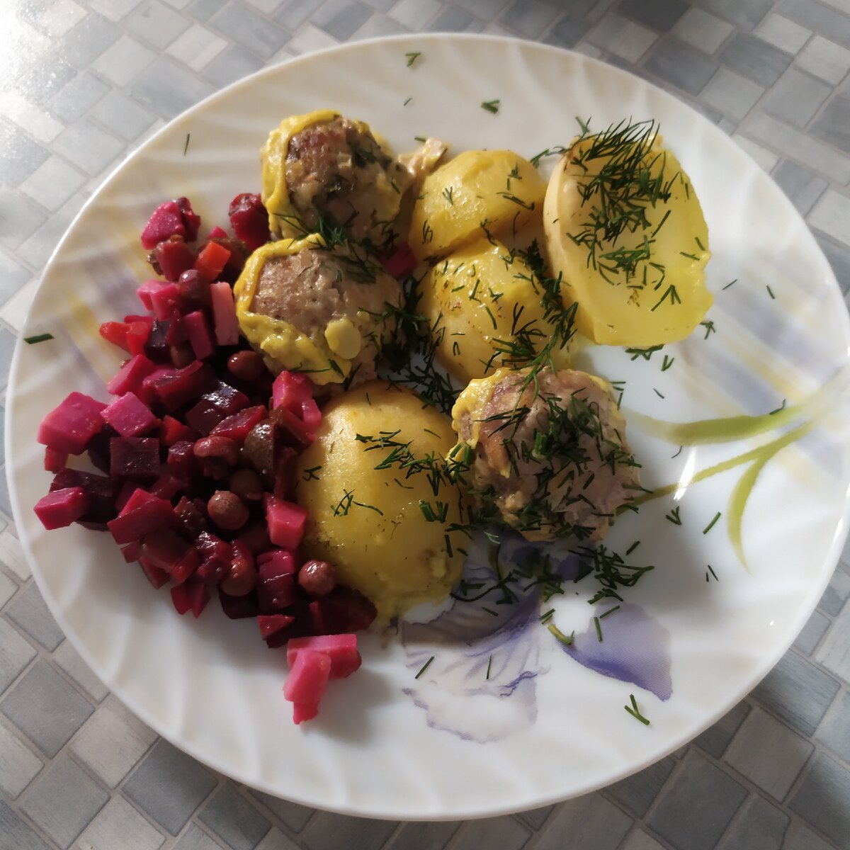 Картофель с котлетками, запечённый в сливочном соусе