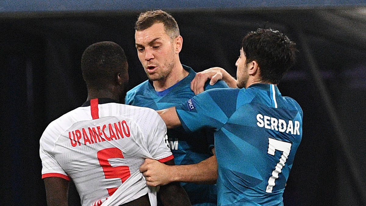 Артем Дзюба чуть не подрался с Упамекано в матче Лиги чемпионов