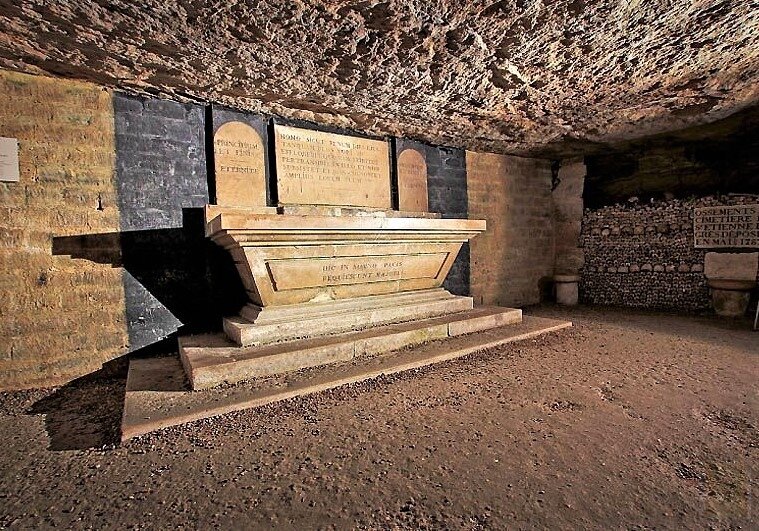 Катакомбы под парижем. Серапеум саркофаги. Крипта коричневая. Подземная усыпальница 5. Парижские катакомбы оссуарий.