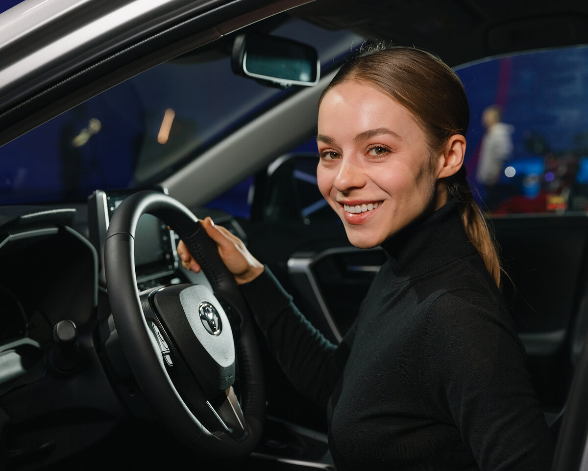 Звезда "Полицеского с Рублевки" Рина Гришина за рулем нового RAV4 