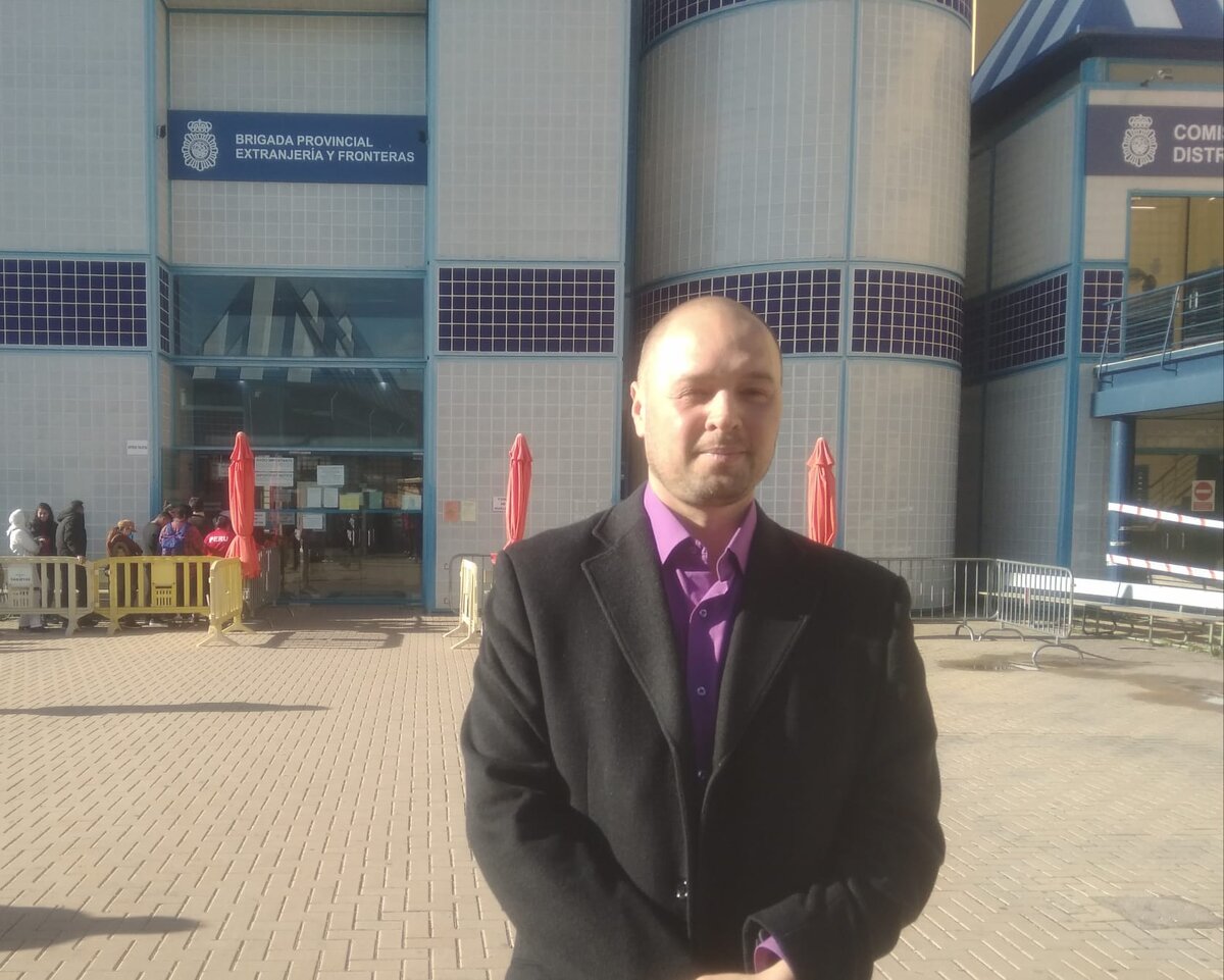 Это я, после сдачи документов. Рядом с офисом министерства миграции.