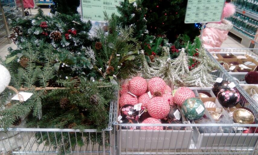 Чуть ли не в каждом магазине вы найдёте массу совершенно не нужных предметов, необходимость покупки которых  вам внушают со всех сторон.