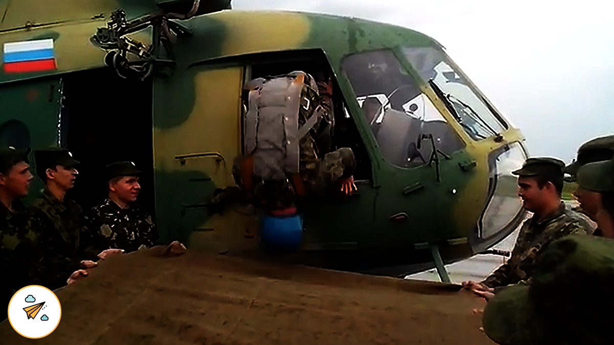 На фото изображен момент покидания пилотом кабины вертолёта.