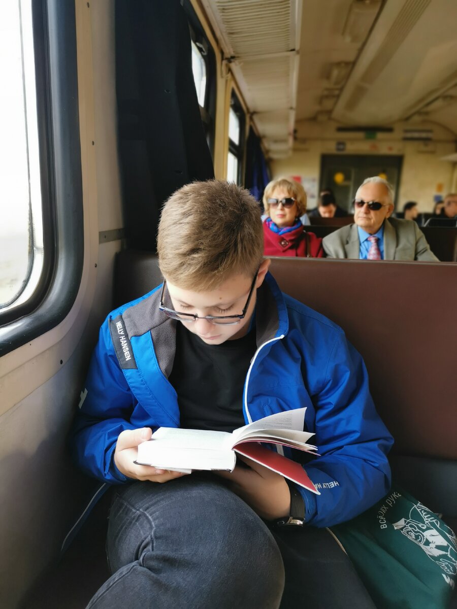 Заинтересуйте  ребёнка чтением и вы увидете результат. Зайдите вместе в книжный магазин, подберите книгу такую, чтобы она принесла вашему сыну или дочке пользу.