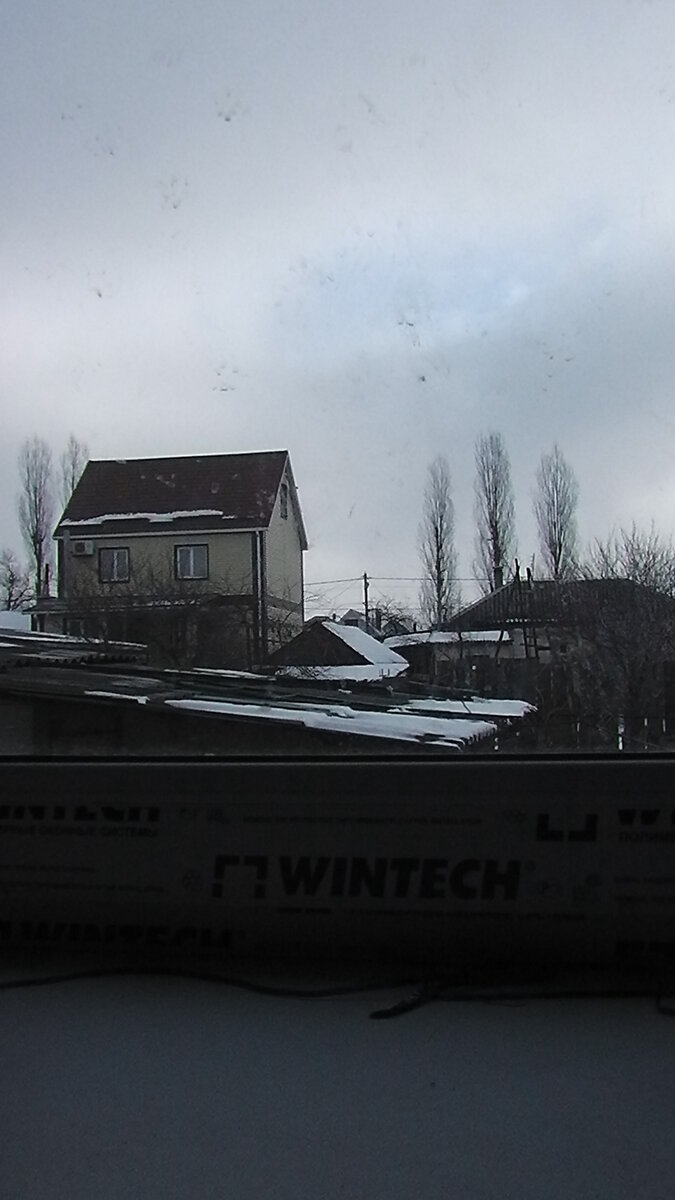 Не знаю, видно или нет, но это окна в котиных "лапках". Кошечка у нас так домой просится. Кошечка, так её... И там внизу ещё дождик, который кошечка содрала.