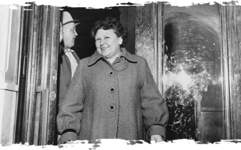 Нэнни Досс выходит из офиса окружного прокурора и направляется в тюремную камеру после признания в убийстве четырех мужей.