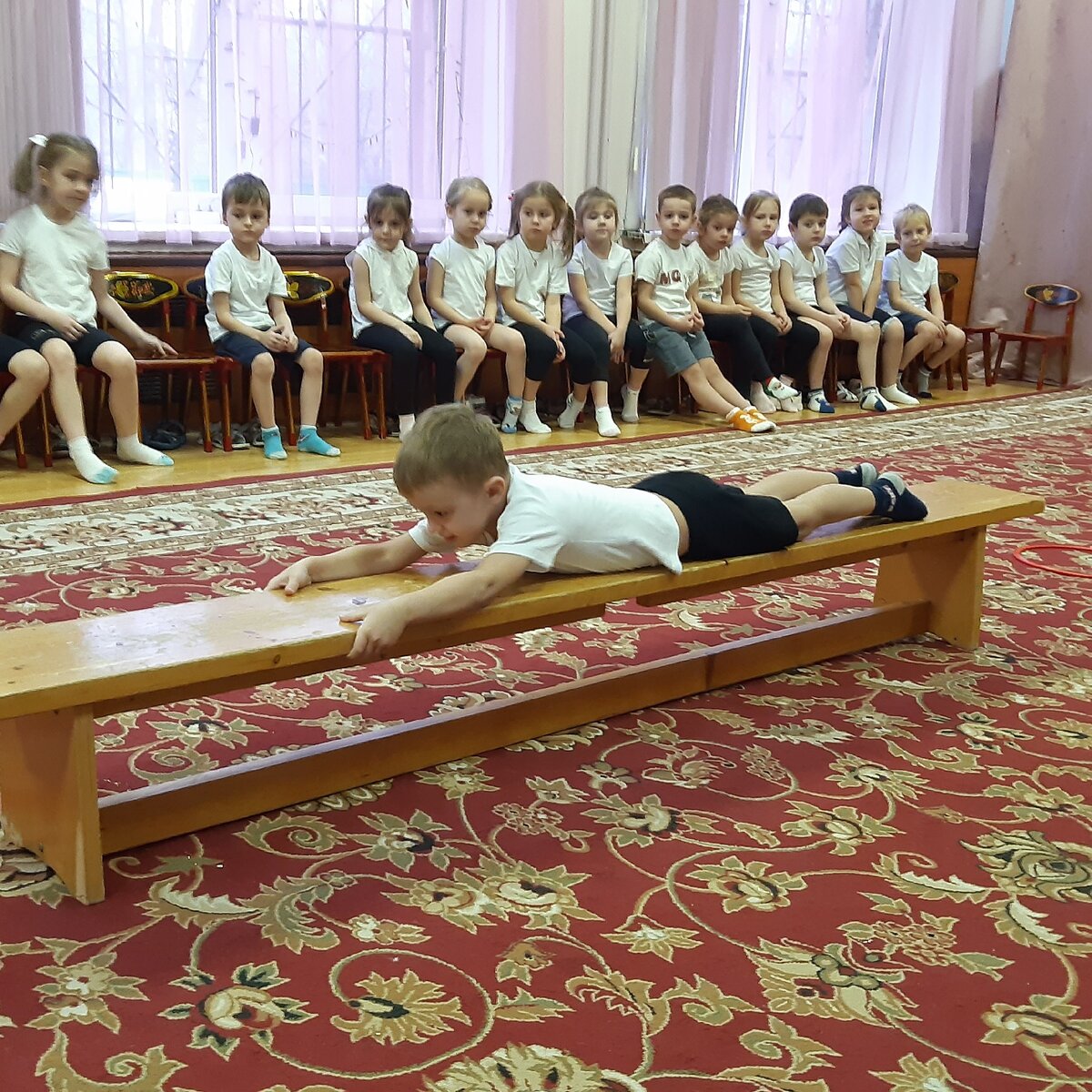 Ровная спина-главный помощник красивой осанки и правильной походки