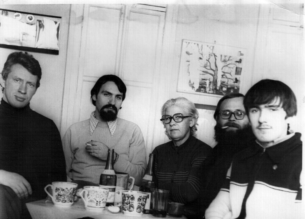 Отмечаем какой-то праздник... Коллеги: режиссер Оксана Станиславовна Плеченко; художники - Виктор Жданов и Алекс Вистгоф, по правую руку и "сын полка", - наш ученик Петро. Коньяк, кажется, "Белый аист" из буфета киностудии "Киевнаучфильм" от ресторана неподалеку. За мной: дверца от кладовки, откуда вывалился однажды - прямо перед высокой комиссией, - спавший там мультипликатор Вячеслав Вячеславович Левандовский (1897 - 1962 г.г.).