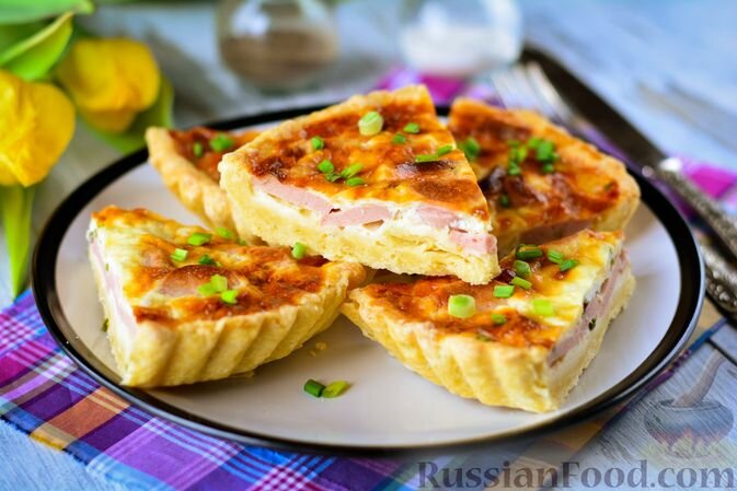 мука, яйца, масло сливочное, молоко, соль, сосиски, лук зелёный, соль, яйца, сметана, сыр твёрдый, соль