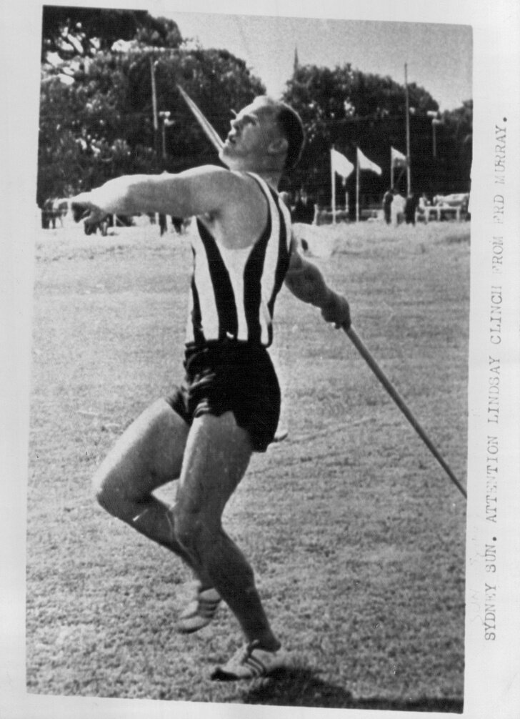 В 18 лет Реджинальд Джеймс Спайерс уверенно двигался на вершину спортивного олимпа. Для метания копья у него были все необходимые данные: высокий рост и крепкие руки. Редж дважды становился призером чемпионата Австралии и уже метил попасть в сборную страны на Олимпиаду 1964 года в Токио. 
К сожалению травмы, которые Спайерс получал во время своей карьеры, повлияли на его успехи. С каждым днем он бросал копье все хуже, несмотря на постоянные тренировки. Будучи уже на грани отчаяния, спортсмен взял небольшую сумму денег и отправился в Лондон, надеясь, что местные тренеры вернут его в строй.

Чуда не произошло. Редж не осилил уровень подготовки сборной и должен был вернуться домой. Но денег на обратный билет у него совершенно не осталось.