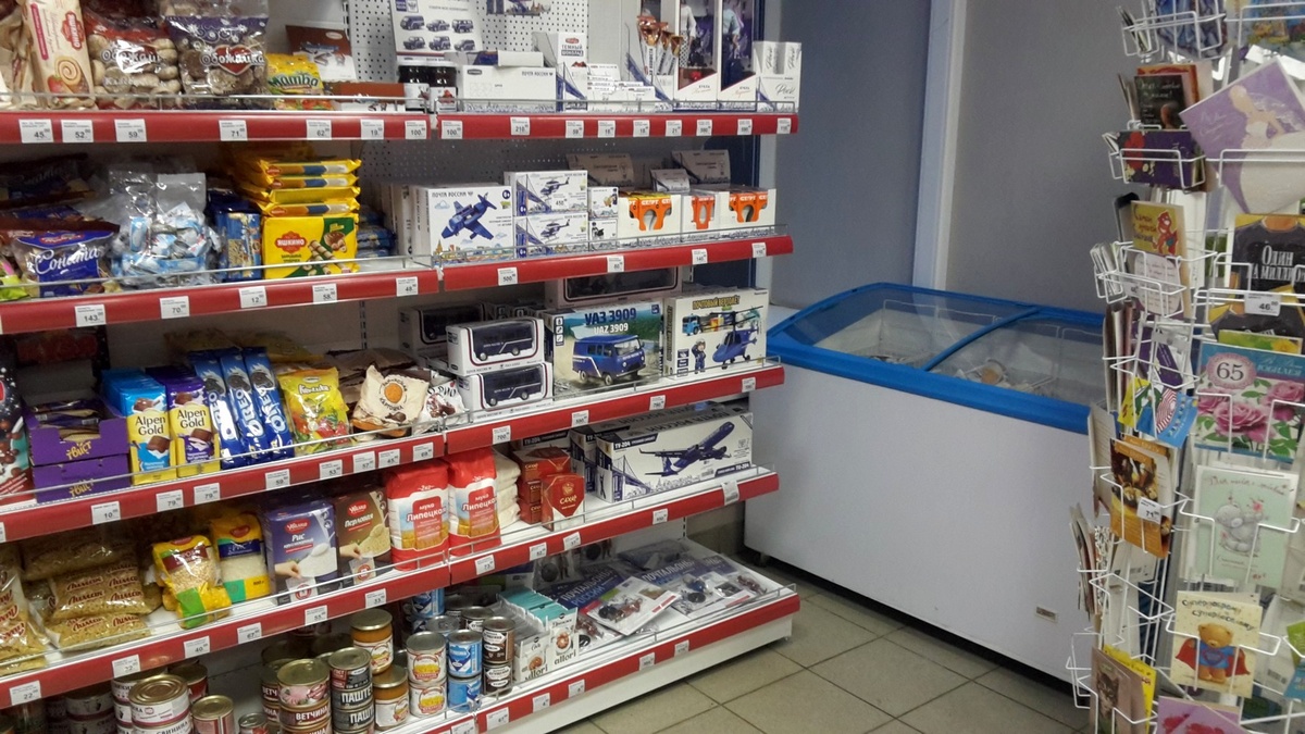 Даже холодильник в уголочке пристроили.
