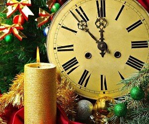 Встречайте праздник в обновке! Конечно, если вы не хотите регулярно пополнять свой гардероб новыми вещами, то можете надеть что-нибудь попроще. Каждому вроде как свое… 
Положите в карманы денежку! Желательно пару крупных купюр, тогда в следующем году вы не будете ни в чем нуждаться. Если вы в наряде без карманов, держите деньги хотя бы в руке, особенно во время боя курантов.

Поцелуйте любимого человека! Эта новогодняя примета вас ни за что не подведет! Нежный поцелуй, в первые минуты наступившего года, поможет укрепить ваш союз и добавить в него хорошую искру страсти.

Изобильный стол. Позаботьтесь о том, чтобы на вашем праздничном столе было много различных яств, и будете процветать весь следующий год. Однако если вы поняли, что для наполнения животов домочадцев хватает двух-трех салатов и горячего, большая часть приготовленной еды пропадает, и вы не намерены много готовить, воспользуйтесь небольшим зеркалом. Установите его напротив стола так, чтобы в нем отражались все блюда. Двойной эффект привлечет удвоенное богатство в вашу семью.

Проводите Старый год! Перед наступлением первого января, вспомните все самые лучшие события уходящего года и искренно поблагодарите Вселенную за все плохое и хорошее. Она обязательно услышит и в ответ наполнит удачей вашу жизнь.

Кричите и радуйтесь! После боя курантов хорошенько пошумите: пускайте петарды, кричите «ура», или хотя бы немного погремите посудой (можно ложкой по тазику). Подобные действия отпугнут от вашего дома всех злых духов и нечисть.