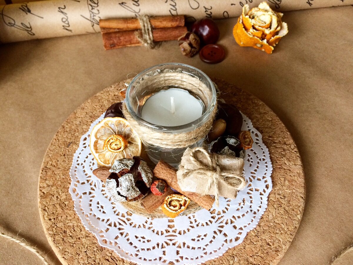 На фото подсвечник из природных материалов🙌своими руками