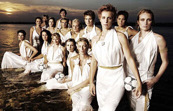 Гандбол  в его нынешнем виде придумали датские футболисты на рубеже ХIХ и ХХ  веков в качестве замены футбола для игры в зимнее время. Отличие  гандбола от футбола заключалось в том, что в него играли руками, а  каждая команда состояла из 6 игроков и вратаря.