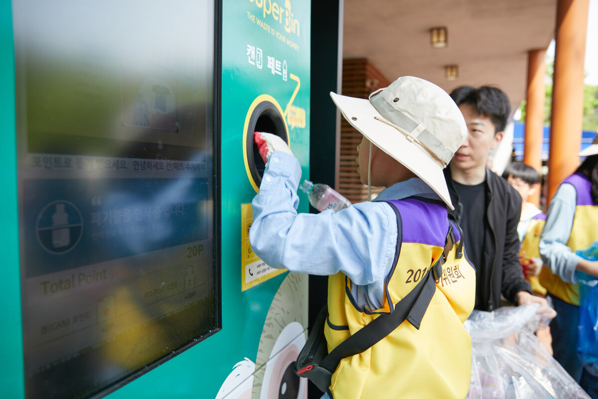 Клиенты SuperBin перерабатывают пластиковые бутылки в Сеуле с помощью автомата Nephron. (SuperBin)
