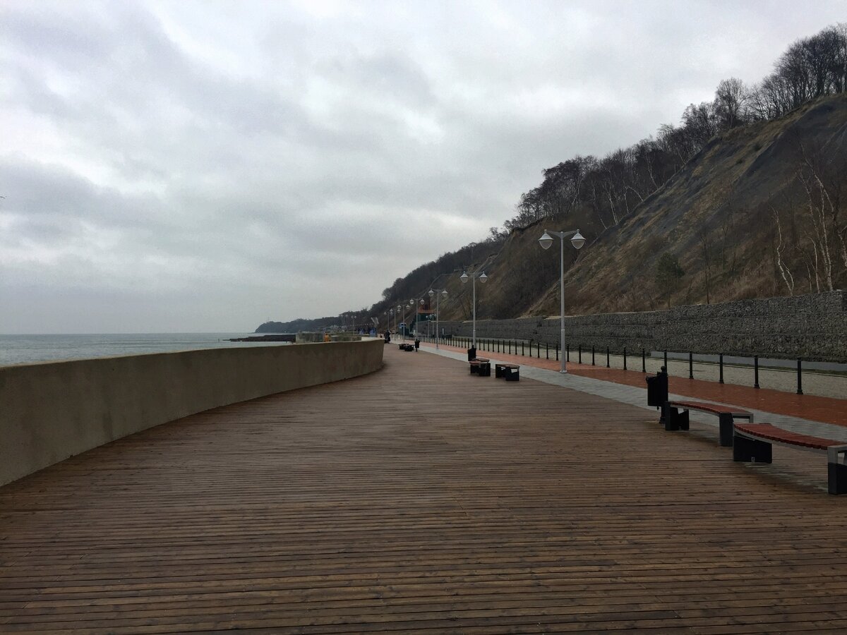 Сидя на одной из лавочек можно насладиться с одной стороны горой, с другой стороны бетонной стеной.