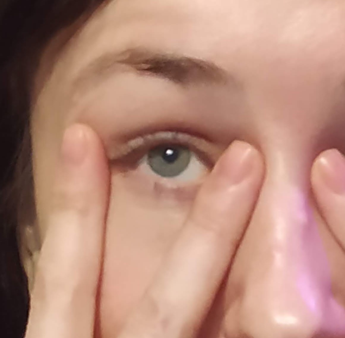 старайтесь не растягивать кожу, а просто плотно прижать пальчики, как будто вы крепко держите уголки глаз