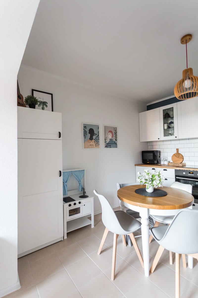 У нас нет кладовки и поэтому мы решили сделать небольшой шкаф для хранения бытовых приборов ( на фото слева)