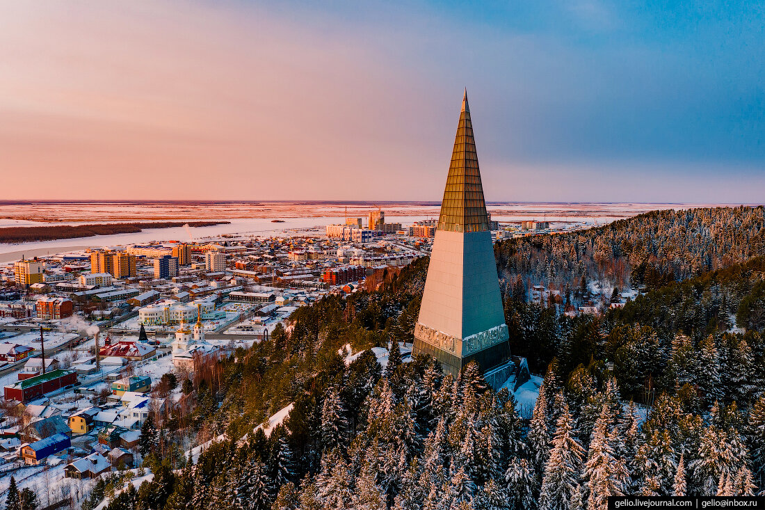 Памятник первооткрывателям Ханты Мансийск