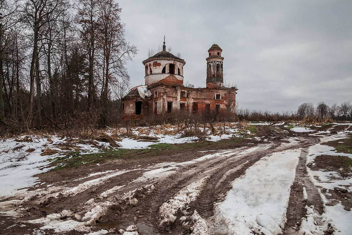 Дорога до храма лучше чем непосредственно перед ним, близко мы подъезжать не стали