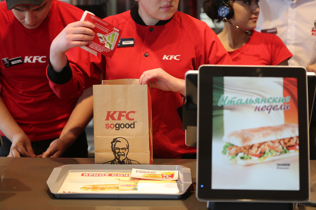 Ростикс работа. Работник KFC. KFC кассир. Сотрудник ресторана КФ.