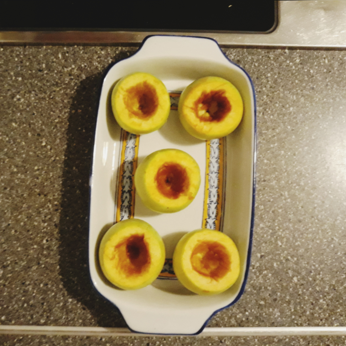 Яблоки с вырезанной сердцевиной