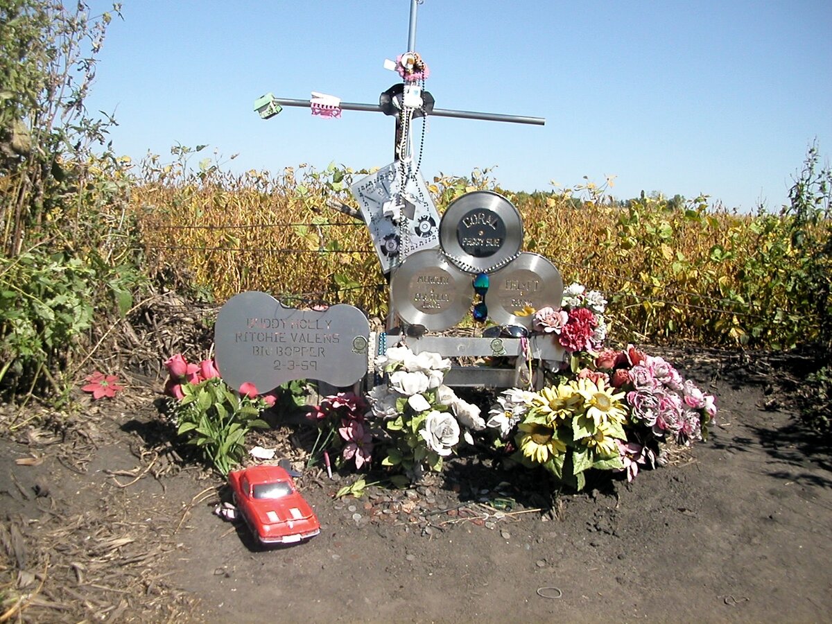 Мемориал на месте катастрофы, 16 сентября 2003 года