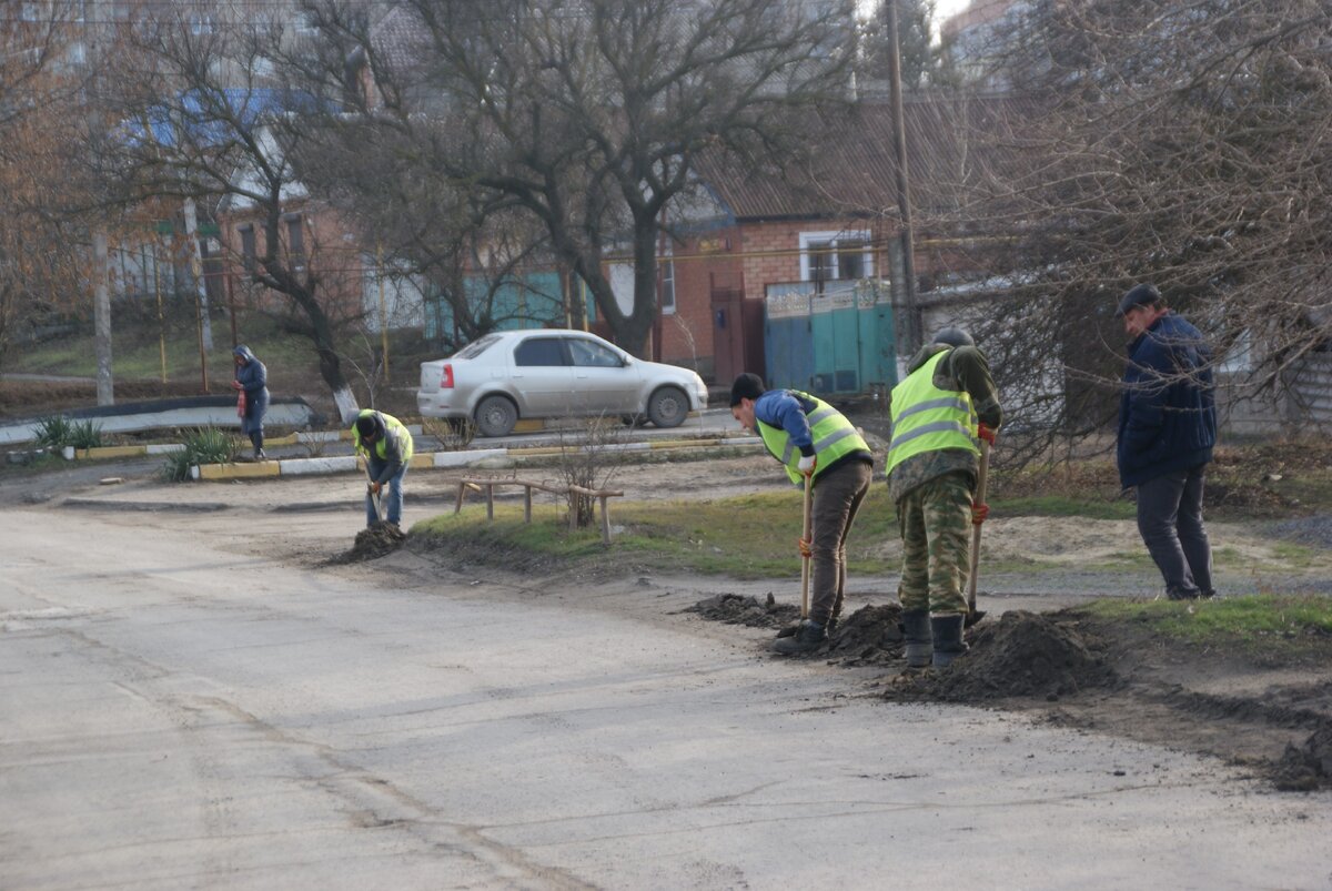 Уборка прибордюрной грязи в разных районах – на улице Азовской, Кирова, переулках Панфиловском и Черноморском. 