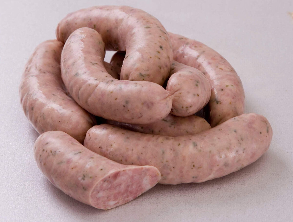 Достойный ответ магазину! 1. Сардельки молочные детские (духовые-порционные) Ингредиенты -Филе говядины без жил — 2 кг -Филе бедра индейки — 1 кг -Соль поваренная мелкая - 55 г -Кориандр — 2 ч.л. -Корица — 0,5 ч.л. -Чеснок свежий (через чеснокодавилку) — 3 зубчика -Сахар — 0,5 ст.л. -Горчица — 1 ст.л. -Молоко холодное — 300 мл -Молоко сухое — 100 г -Зелень по вкусу -Черева свиная Как приготовить: Мясо порезать на кусочки, проходящие в жерло мясорубки и пропустить в мясорубку сначала с решеткой 4мм, затем 2 раза с решеткой 2мм; В сухой посуде смешать соль, чеснок и молотые специи — добавить в фарш и перемешать; В холодном молоке растворить сахар и, подливая постепенно к фаршу хорошо и тщательно вымесить фарш; Должна получиться однородная, липкая масса; Оставить фарш в холодильнике в закрытой посуде на ночь; В фарш добавить сухое молоко и рубленную зелень, хорошо вымесить до полного растворения молока и равномерного распределения зелени; Набить подготовленные кишки фаршем не очень плотно; Перекрутить набитые колбаски каждые 5-6см (одна сарделька будет соответствовать суточной норме потребления мяса для малышей); Чтобы их потом было удобно переворачивать на решетке духовки — перекрутить их между собой, образуя сплетения; Поместить набитые сардельки в духовку, в одну из них воткнуть температурный датчик и, поднимая жар постепенно в течении 4-х часов, достигнуть температуры 80-85 градусов; Переворачивать сардельки каждые полчаса; Сардельки готовы, по достижении внутри них 66-68 градусов по Цельсию; Далее охладить под холодным душем — и дать отлежаться в холодильнике 8 часов; Далее я бОльшую часть замораживаю, чтобы потом достать, разморозить, подогреть на пару 2-4 минуты и кушать !!! 2. Куриная колбаса. Ингредиенты -400 гр куриной грудинки -200 гр сливок -150 гр ветчины -2 белка -по 1 ч л с горкой кр сладкой паприки и соли -по 1/2 ч л кр острой паприки,перца и молотой зиры -1 зб чеснока Как приготовить Поместить в блендер все ингредиенты кроме ветчины и перемолоть-перемешать в однородную массу Ветчину режем полусантиметровыми кусочками,добавляем к фаршу и перемешиваем Выкладываем массу на пергамент(у меня фольга+бумага для выпечки для плотности закручивания)),очень(!) плотно закручиваем в несколько слоев и перетягиваем шпагатом Варим 25 мин,в таком количестве воды,что бы она закрывала нашу колбасу Остудить на решетке и в холодильник на пару часов,а лучше ночь 3. Колбаса домашняя «Вареная Чайная» Ингредиенты На 2 кг колбасы: -Говядина — 1 200 г -Свинина — 600 г -Шпик солёный — 200 г -Сахар — 0,5 ч.л. -Вода — 400 мл -Крахмал картофельный — 0,5 ст. -Перец белый молотый — 0,5 ч.л. -Чеснок сушеный — 2 ст.л. -Соль нитритная — 50 г (можно использовать обычную, это повлияет только на цвет) -Колбасная оболочка (калибр 60 мм) Как приготовить Мясо нарезать кусками (размер, чтобы проходил в жерло мясорубки), добавить соль, перемешать, накрыть крышкой или пищевой пленкой и оставить в холодильнике на 1 сутки; Прокрутить созревшее мясо через мясорубку с мелкой решеткой 4 раза; Сахар растворить в 100 мл воды, крахмал растворить в 100 мл воды; В фарш добавить раствор сахара, раствор крахмала, оставшуюся воду, перец, чеснок и хорошо вымесить до однородной консистенции; Шпик нарезать кубиками 5-7 мм, и равномерно подмешать к фаршу; Набить полученным фаршем колбасную оболочку или череву с калибром по-больше или завернуть в пакет для запекания, по возможности плотнее и не допуская образования воздушных пустот (у меня — полиамидная колбасная оболочка, калибр 60 мм), концы хорошо перевязать; Подвесить набитые фаршем батончики в прохладном помещении на 2 часа для уплотнения фарша, затем на 1 час сухом и теплом месте для подсушки оболочки (я повесила возле остывающей духовки, в идеале конечно бы подкоптить в горячем дыму); Варить при 80-85 градусах в просторной посуде — 40-50 минут (это для моей толщины батонов); После варки колбасу быстро охладить и убрать в холодильник 4. Колбаса домашняя варёная рубленная Ингредиенты -Говядина — 1,5 кг -Бедра куриные — 2 кг (вес - разделанных бедер без косточек) -Соль нитритная — 75 г -Бульон — 350 мл -Мёд — 1 ст.л. -Перец красный сладкий молотый — 2 ст.л. -Перец чёрный крупно молотый — 1 ст.л. -Мускатный орех — 0,5 ст.л. -Чеснок молотый сушеный — 1 ст.л. -Укроп сушеный — 1 ст.л. -Базилик сушеный — 1 ст.л. -Перец черный горошком для бульона -Оболочка для колбас (у меня полиамидная оболочка - калибр 60мм) Как приготовить: Бедра куриные отделить от костей и кожи; Из костей сварить бульон в чуть подсоленной воде с добавлением перца черного горошком; Готовый бульон процедить и охладить в холодильнике; От говядины отделить половину - более жирную часть и вместе с кожей от бёдер пропустить через мясорубку с мелкой решеткой; Постную часть говядины и филе бедра порезать на кубики, размером примерно 2см; Фарш и рубленое мясо соединить, добавить мед, перемешать; В сухой посуде смешать соль и приправы, добавить смесь в фарш и, добавляя понемногу холодный бульон — очень хорошо вымесить фарш; Полученным фаршем набить оболочку для колбас плотно, не допуская попадания воздуха, хорошо перевязав концы; если воздух кое-где попал — проткнуть это место иголкой; Подвесить готовые батоны при комнатной температуре на 1-2 часа; Варить при 80-85 градусах (постепенно поднимая температуру) 1,5-2 часа (зависит от диаметра колбасы); Готовую колбасу быстро охладить под холодным душем, подвесить в прохладном помещении минимум на 8-10 часов; далее завернуть в бумагу и убрать в холодильник. 5. Колбаса "Куриная" Ингредиенты -Грудка куриная -2,5 кг -Бедра куриные(без кости и шкуры) - 5,0 кг -Соль - 105 гр -Insta Cure - 3 ч.л.(нитрат натрия 6,25%) -Сухое молоко - 350 гр -Чеснок сухой - 1,5 ст.л. -Белый перец - 1 ст.л. -Мускатный орех - 1,5 ст.л. -Вода - 800 мл -Белковый оболочки Как приготовить Бедра перекручиваем на мясорубке с насадкой 6мм. Грудку перекручиваем на самой крупной сетке или я использую spacer (фото ниже)что-бы получились кусочки1см*1см , если сетки такой нет - можно просто нарезать вручную. Смешиваем вместе: соль, insta cure,сухой чеснок, белый перец, мускатный орех. Добавляем специи в фарш и слегка перемешиваем. Сухое молко соединяем с водой и тщательно разбиваем все комочки, я делаю это ручным миксером.Когда готовила первый раз, воду и сухое молоко не смешивала, добавляла отдельно, но сух.молоко очень плохо вмешивается, остаются маленькие комочки, решила сразу разводить, получается отлично. С помощью мясорубки или специального стаффера(супер вещь, для тех, кто часто делает колбасы) наполняем плотно оболочки фаршем, концы перевязываем шпагатом.Протыкаем колбасу в местах, куда попал воздух. Белковые оболочки нужно предварительно замочить в холодной воде. Убираем на 12-24 часа в холодильник. Достаем за 2 часа до копчения и держим при комнатной температуре. В коптильню ставим протвень с водой, коптим на ольховых опилках. Первый час коптим при температуре 55С(131F), затем увеличиваем температуру до 65С(149F) коптим еще час и последние три-четыре часа коптим при 75С(167 F), или до тех пор пока температура внутри колбасы не поднимится до 66С(151F)!!!! Затем снимаем колбасу и опускаем в ледяную воду на 20-30 мин. Протираем колбасу насухо и вывешиваем на ночь в прохладное проветриваемое место. Утром кушаем м наслаждаемся!!!!!! Для длительного хранения лучше всего колбасу упаковать в вакуумную упаковку, не теряется влага и колбаса не будет соленой))) 6. Колбаса домашняя говяжья Ингредиенты -Мякоть говядины без жил — 2500 г -Сало или свиная щековина — 500 г -Вода — 200 мл -Сахар— 1 ч.л. -Соль нитритная — 55-60 г -Мускатный орех молотый — 5 г -Имбирь молотый — 2 г -Перец белый молотый — 5 г -Горчица сухая — 5 г -Чеснок свежий — 4 зубчика -Черева говяжья (или любая другая) Как приготовить Говядину пропустить через мясорубку с решеткой 4мм; Свиную щековину (без кожи) пропустить через мясорубку с решеткой 8мм; Фарши соединить; В сухой посуде смешать соль и приправы — высыпать в фарш и слегка размешать; Чеснок подавить чеснокодавилкой и подмешать к фаршу; В ледяной воде растворить сахар; Мешать фарш тщательно, постепенно вводя воду с сахаром; Череву замочить на несколько минут в воде и промыть; Набить полученным фаршем оболочки плотно, не допуская попадания воздуха (с помощью мясорубки или колбасного шприца), сформировать батоны нужной вам длины, концы плотно перевязать; Если кое-где попал воздух — проткнуть это место иголкой; Оставить набитые колбасы в холодильнике на 8-12 часов; Поместить колбасу в духовку либо на решетку, либо на противень, устеленный фольгой, либо (если духовка равномерно прогревается) - подвесить в ней; В одну из колбас воткнуть температурный датчик; Держать в духовке минимум 4 часа, постепенно и медленно повышая жар в течении всего времени до 80-85 градусов; Если она лежит, то переворачивать колбасу каждые полчаса; Колбаса готова по достижении температуры внутри батона 66-68 градусов; Готовую колбасу быстро охладить под холодным душем, обтереть и вывесить в прохладном месте на 8-10 часов. 7. Колбаса домашняя с паприкой Ингредиенты -Говядина — 1200 г -Свинина нежирная — 1500 г -Шпик свиной — 300 г -Вода ледяная — 200 мл -Соль нитритная 60 г -Чеснок свежий — 3 зубчика -Сахар — 1,2 ч.л. -Мускатный орех молотый — 1 ч.л. -Паприка острая хлопья — 1 ст.л. -Паприка сладкая хлопья — 3 ст.л. -Белковые оболочки для колбас (калибр 45 мм) Как приготовить Всё мясо пропустить через мясорубку с решеткой 6мм; Сало подморозить и нарезать кубиками примерно 5х5мм, добавить в фарш; Чеснок раздавить чеснокодавилкой, добавить в фарш и слегка перемешать его, распределяя равномерно шпик и чеснок; В сухой посуде смешать соль, сахар и специи, высыпать их в фарш; Мешать фарш долго, постепенно добавляя ледяную воду до поглощения всей свободной влаги и получения липкой, упругой консистенции фарша; Белковые оболочки замочить в теплой воду для придания эластичности, воду отжать; Набить оболочки фаршем с помощью колбасного шприца или мясорубки плотно, не допуская попадания воздуха, концы плотно перевязать; Если кое-где попал воздух, то проткнуть это место иголкой; Убрать набитые батоны в холодильник на сутки; Перед приготовлением вынуть батоны из холодильника и подержать при комнатной температуре 1-2 часа; Уложить батоны на решетку духовки, в одну из колбас воткнуть температурный датчик; Держать в духовке минимум 4 часа, постепенно и медленно повышая жар в течении всего времени до 85 градусов; Колбаса готова по достижении внутри батона температуры 68-70 градусов; Готовую колбасу быстро охладить под холодным душем, обтереть и убрать в холодильник на 10-12 часов; Хранить в бумаге в холодильнике. 8. Сосиски домашние молочные нежные Ингредиенты -Говядина — 900 г -Свинина — 1800 г -Соль нитриная — 60 г (можно и с обычной, если не подразумевается длительное хранение) -Горчица сухая — 1 ст.л. -Перец белый молотый — 0,5 ч.л. -Перец красный жгучий молотый — 0,5 ч.л. -Мускатный орех — 0,5 ч.л. -Чеснок сушеный молотый — 0,5 ч.л. -Сахарный песок — 0,5 ст.л. -Сухое молоко — 80 г -Молоко холодное — 270 мл -Оболочка для сосисок (или черева баранья или свиная) Как приготовить Мясо разрезать на порционные кусочки, проходящие в жерло мясорубки; Пропустить мясо через мясорубку с самой маленькой решеткой 2-3 раза; В сухой посуде смешать соль, горчицу, перцы, мускатный орех, чеснок, сахарный песок; Всё высыпать в фарш и немного размешать, добавить холодное молоко; Хорошо вымесить фарш до поглощения всей свободной влаги; Перемолоть фарш блендером до пастообразного состояния; Только после этого добавить в фарш сухое молоко и снова хорошо вымесить; Набить полученным фаршем оболочки не допуская попадания воздуха и не очень плотно (используя мясорубку или колбасный шприц), перекручивая каждые 13-15см поочередно в разные стороны; Выложить готовые сосиски на противень и оставить в духовке при самом маленьком жаре на 1 час; Далее варить при температуре 70-75 градусов — 15-25 минут (зависит от диаметра оболочки) до достижения температуры внутри сосиски — 66-68 градусов (ВАЖНО !!! Температуру воды поднимать очень медленно — в течении 3-х часов); Готовые сосиски быстро охладить под холодным душем и убрать в холодильник (можно отправить в заморозку, и далее их можно отваривать не более 2-3 минут, обжаривать и т.д.); 9. Сосиски домашние чесночные с паприкой Ингредиенты -Говядина — 1300 г -Свинина — 1500 г -Сало свиное - 200 г -Соль нитриная — 60 г -Горчица сухая — 2 ст.л. -Перец белый молотый — 0,5 ч.л. -Смесь (молотая) чеснока сушеного с черным перцем — 2 ст.л. -Смесь сушеных приправ «Радужная» (паприка красная, паприка зелёная, лук) — 2,5 ст.л. -Сахарный песок — 1,2 ст.л. -Сухое молоко — 90 г -Вода — 240 мл -Оболочка для сосисок (или черева баранья или свиная) Как приготовить Мясо и сало разрезать на порционные кусочки, проходящие в жерло мясорубки; Пропустить всё через мясорубку с самой маленькой решеткой 2-3 раза; В сухой посуде смешать соль со всеми приправами кроме сухого молока; Высыпать специи в фарш и мешать, постепенно добавляя ледяную воду, до поглощения всей свободной влаги и получения однородной липкой консистенции; Перемолоть фарш блендером (частями) до пастообразного состояния; Только после этого добавить в фарш сухое молоко и снова хорошо вымесить; Набить полученным фаршем оболочки не допуская попадания воздуха и не очень плотно (используя мясорубку или колбасный шприц), перекручивая каждые 13-15см поочередно в разные стороны; Выложить готовые сосиски на противень и оставить там при самом низком жаре на 1 час; В одну из сосисок воткнуть температурный датчик, другой датчик установить для воды; Далее варить при температуре 70-75 градусов до достижения температуры внутри сосиски — 66-68 градусов (ВАЖНО !!! Температуру воды поднимать очень медленно — в течении 3-х часов); Готовые сосиски быстро охладить под холодным душем и убрать в холодильник на 6-8 часов до полного остывания (затем часть сосисок можно отправить в заморозку); Варить или обжаривать перед подачей на стол сосиски не более 2-3 минут. 10. Полезные детские сардельки с паприкой Ингредиенты -Говядина — 850 г -Грудка куриная — 950 г -Грудка индейки — 950 г -Сало свиное — 350 г -Соль поваренная — 60 г -Мёд жидкий — 0,5 ст.л. -Молоко холодное — 200 мл -Смесь специй «Радужная» (сладкая паприка разноцветная, лук в хлопьях) — 50г -Чеснок сушеный — 0,5 ст.л. -Кардамон — 0,5 ч.л. -Кинза сушеная — 0,5 ст.л. -Черева свиная Как приготовить Мясо и сало пропустить через мясорубку с решеткой 2мм — 3 раза; К фаршу добавить мёд; В сухой посуде смешать соль и приправы, высыпать все в фарш и мешать долго, постепенно добавляя холодное молоко, до поглощения всей свободной влаги и получения однородной липкой консистенции фарша; Можно пройтись по массе блендером (я этого в этот раз не делала); Отмочить и промыть череву под проточной водой; Набивать череву плотно, не допуская попадания воздуха и перекручивая (в разные стороны поочередно) каждые 8-9 см.