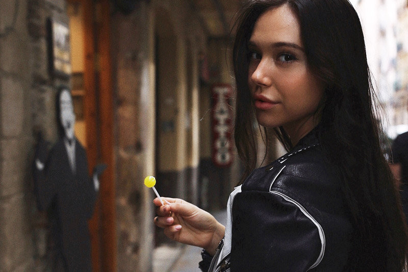 Сказать девушке, что она красивая – это отличный способ сделать ей комплимент или повысить вероятность возникновения отношений. Нет единственного правильного варианта, как это сделать, но есть несколько способов, как сделать этот комплимент самым лучшим.