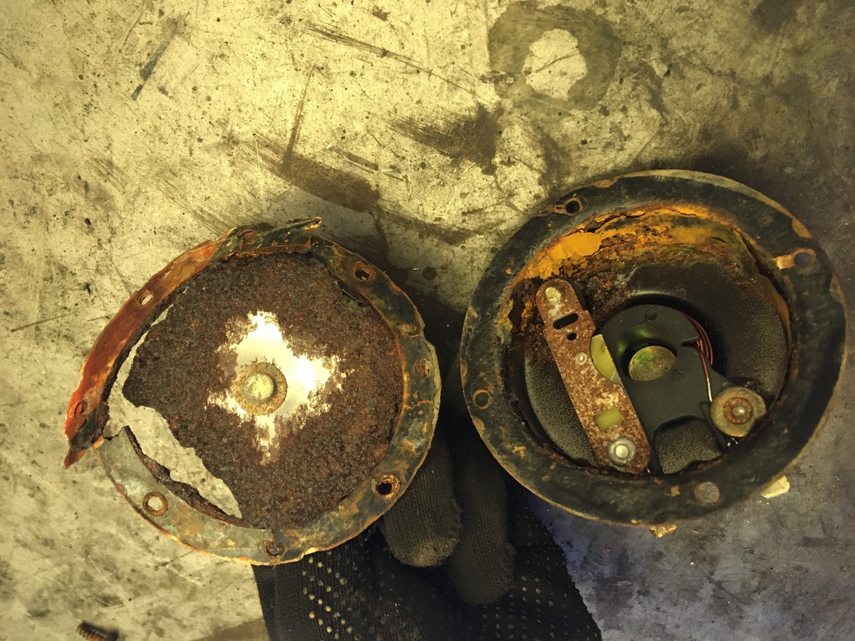 Чуть-чуть поржавел (слева мембрана)