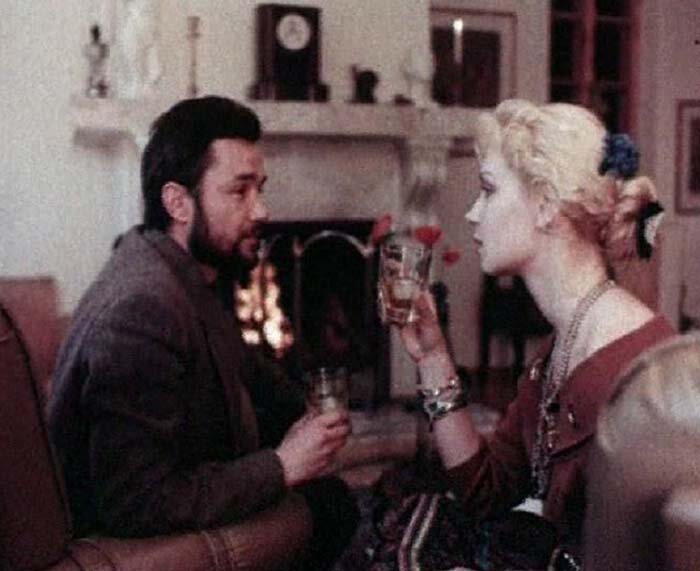 Красивой жизни захотелось. А это к добру никогда не ведет. 