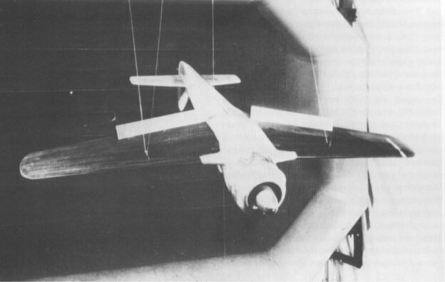 Деревянная модель Fw-190V5 с увеличенным крылом в аэродинамической трубе.