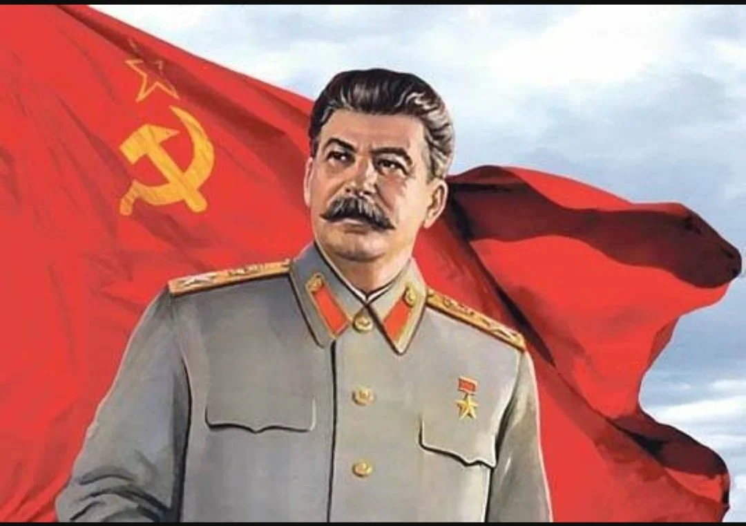 Stalin vs solzenyitsin gulags and truth. Сталин Иосиф Виссарионович СССР. Ийосив висорович Сталлин. Сталин Иосиф Виссарионович на фоне флага. Сталин Иосиф Виссарионович (1879—1953.