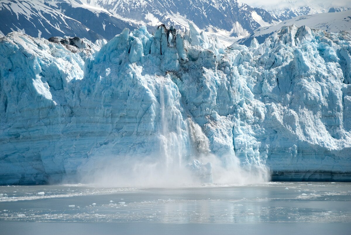 Огромную массу льда, с образования которой начался ледниковый период в Северной Америке, назвали «континентальным ледником»: в самом центре его толщина достигала 4,5 км.