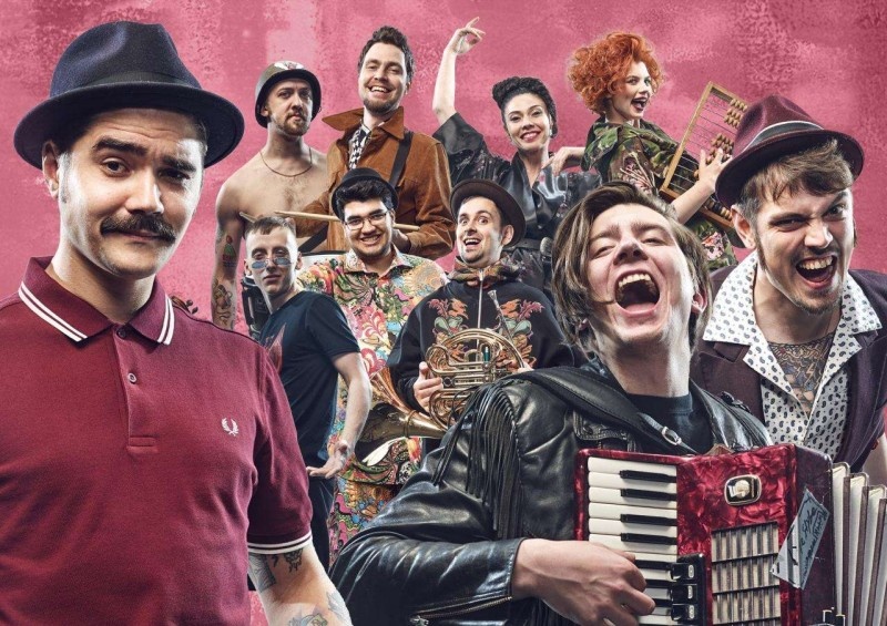 Шляпники. Слева солист Юрий Музыченко