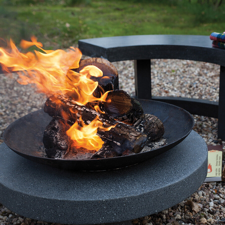 Чугунная чаша на бетонном основании. Полукруглые скамейки. CONCRETIKA.