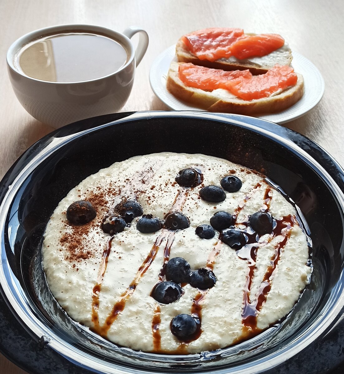 Вот такая вкусняха на завтрак. Про бутерброд писать думаю смысла нет - он случайно попал в кадр).