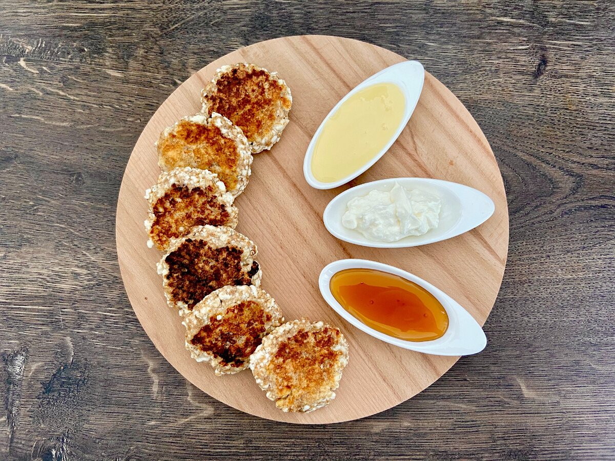 Сырники со сгущенкой, сметаной и мёдом