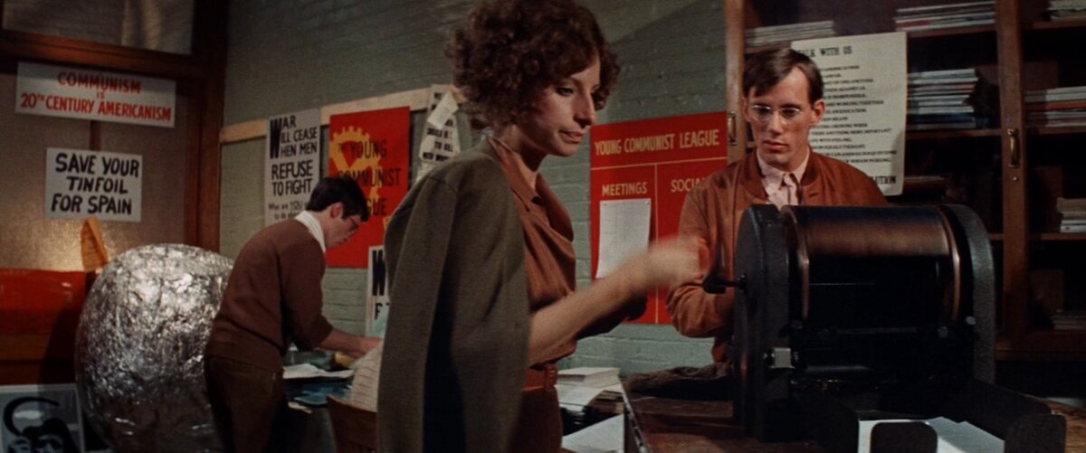 «Какими мы были» / «The Way We Were» (реж. Сидни Поллак, 1973, США): «…Кэти — президент “Лиги молодых коммунистов” колледжа, её мечта стать писателем, всё своё время она тратит на борьбу с несправедливостью; неожиданно для себя Кэти замечает, что влюблена в красавца из богатой семьи Хаббла; спустя годы, в 1945-м, они встречаются…». КиноПоиск: 7,8; IMDb: 7,1.