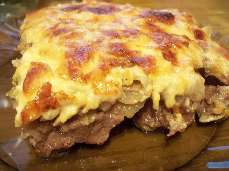 Запеченное в духовке мясо с картофелем под хрустящей сырной корочкой, сытное и легкое в приготовлении блюдо, которое покорит любого мужчину.