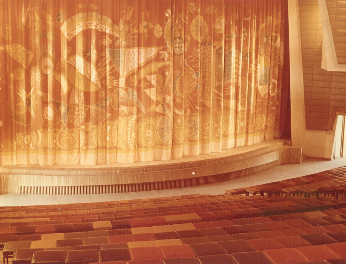 Сцена Дворца культуры и спорта