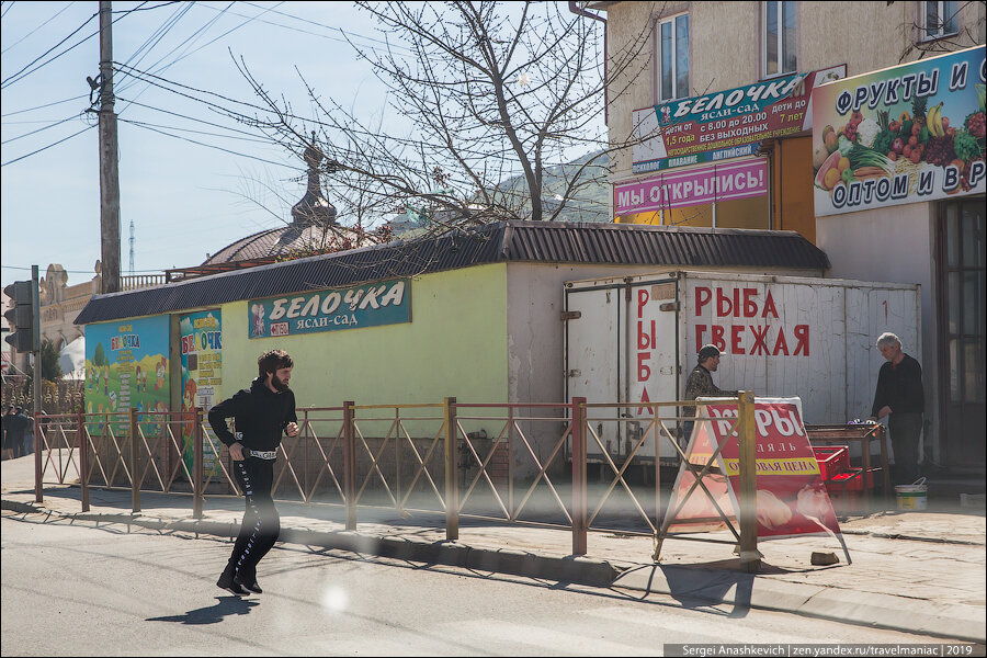 Приехали поздно вечером в Махачкалу: город выглядел жутковато. Днём картинка гораздо приятнее