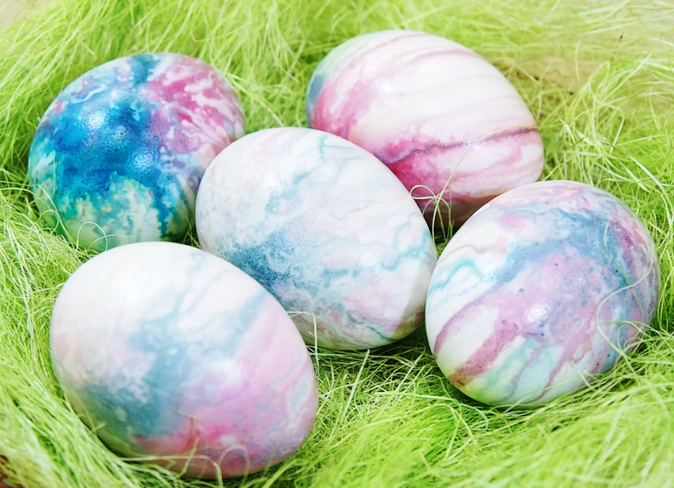 Окраска яиц на пасху. Мраморные яйца на Пасху. Окрашивание яиц на Пасху мраморные. Окраска яиц на Пасху мраморные. Мраморное окрашивание пасхальных яиц.